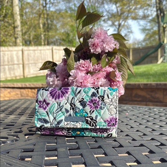 Vera Bradley NWOT all in one, Springy Floral wristlet, wallet, phone case! - Picture 2 of 9